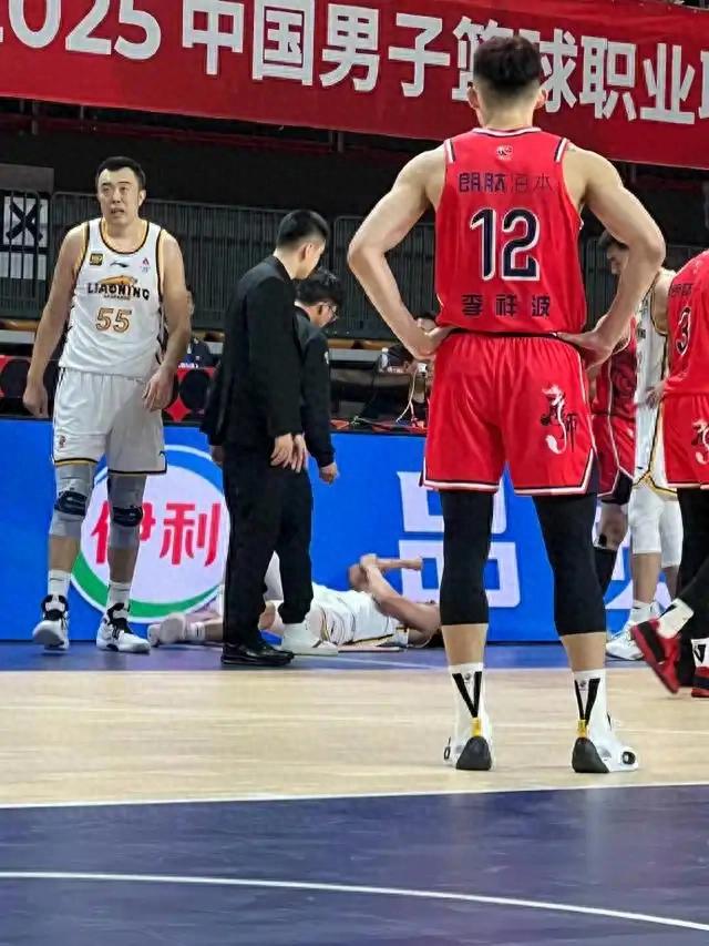 本土球员受伤下场，全场球迷泪目