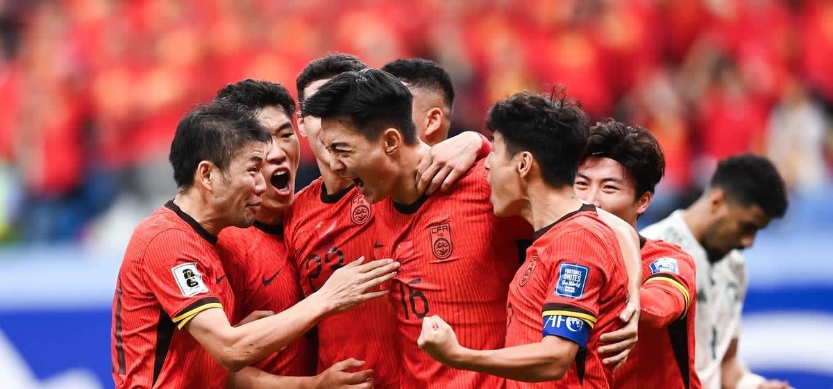 国际足球赛事中球员们努力奋斗，为胜利而战