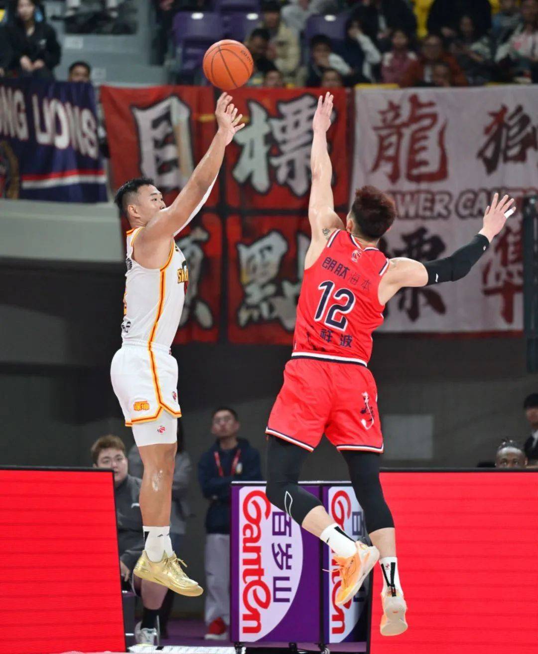 新一轮篮球赛事精彩纷呈，球迷热情高涨的简单介绍