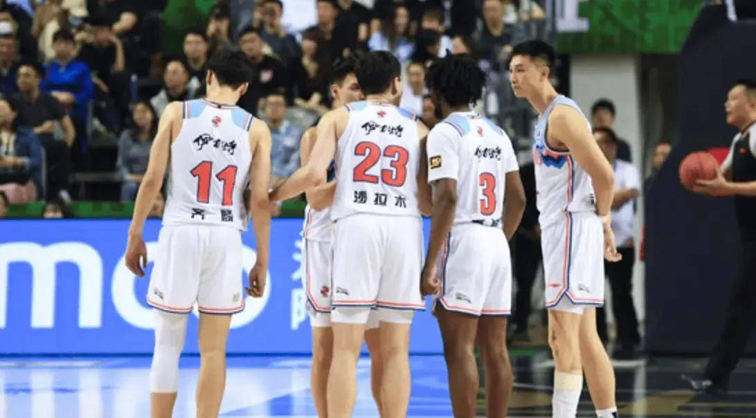 关于新疆与辽宁争夺季后赛资格激烈展开的信息